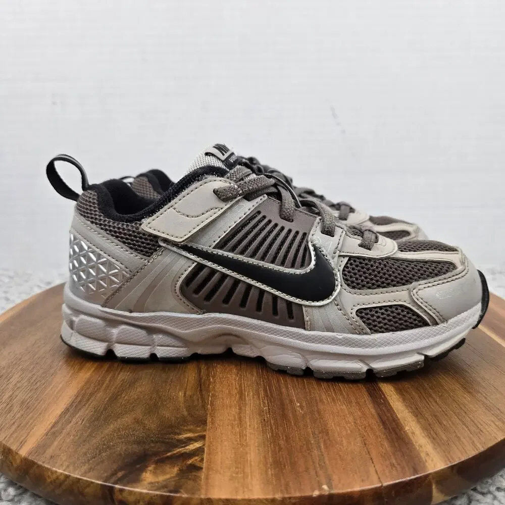Nike Kids 2y Vomero 5 PS College Grey Black Cave Stone Daily Athletic Sneaker